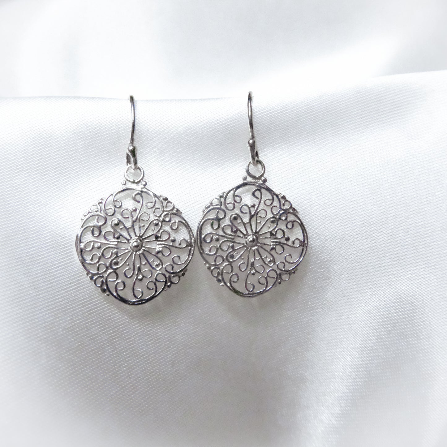 Filigree Pattern Earrings 001