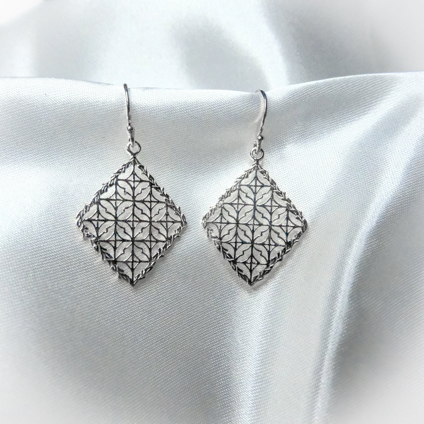 Filigree Pattern Earrings 002